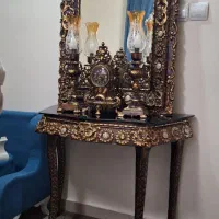 آینه و میز  چوب  ساعت‌و شمعدان برنز
