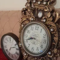 دوعدد ساعت دیواری سالم