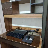 میز تحریر و کامپیوتر با کتابخانه ام دی اف