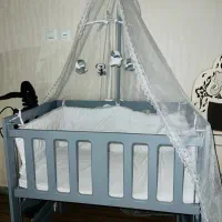 تخت کنار مادر