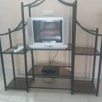 ۲ عدد تلویزیون و زیر تلویزیونی