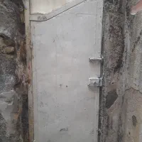 در حیاط و حمام و انباری