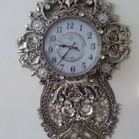 دو عدد ساعت دیواری در حد نوع فقط باطری میخواد