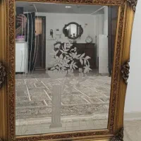 آیینه با قاب چوبی