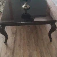دوعدد میز یکی وسط ودیگری عسلی با شیشه