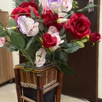 گلدان چوبی با گل های مصنوعی