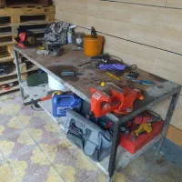 میز کار همراه با گیره و برس میزی