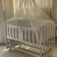 گهواره و تخت کنار مادر