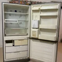 یک دستگاه یخچال نیمه سایت سامسونگ