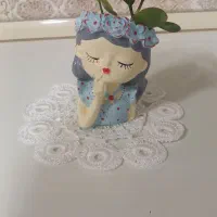 گلدان مینیمال دختر متفکر