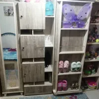 سرویس خواب  و کمد  کامل و  جادار ومیز تحریر.