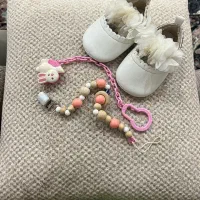 آویز پستانک و پاپوش