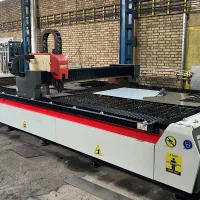 اپراتور دستگاه لیزر برش فلزات