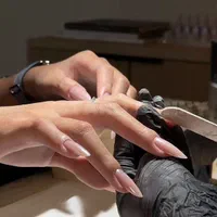 اجاره میز ناخن و مژه در سالن لوکس اندیشه