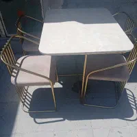 یک دست میز و صندلی ۴ نفره مناسب کافه