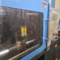 کارگر ساده آقا برای تزریق پلاستیک