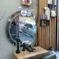 یک آرایشگر ماهر و یک کارآموز