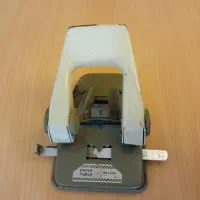 دستگاه پانچ کاغذ