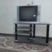 یک عدد تلویزیون ال جی با میز