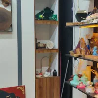 تعدادی وسایل دکور.کمد دیواری و استند و شلف دیواری