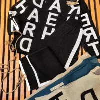 لباس|لباس|مشهد, هفده شهریور|دیوار