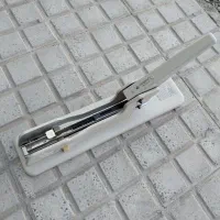 منگنه بزرگ کتاب کانگرو ، منگنه صحافی وسط زن