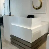 میز منشی لوکس و مدرن سالن زیبایی ،بسیار تمیز