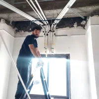 نیازمند کمک برق کار