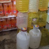 تعداد زیادی بشکه وسطل|ظروف نگهدارنده، پلاستیکی، یک‌بارمصرف|بندر ماهشهر, |دیوار