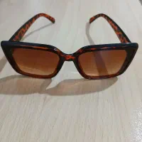 دو عدد عینک آفتابی و جعبه