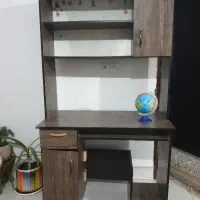 میز کامپیوتر و کتابخانه