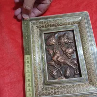 تابلو قدیمی فلزی پرنده برجسته که روی شاخه گل نشسته|کلکسیون اشیاء عتیقه|ارومیه, |دیوار