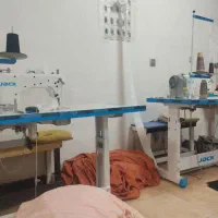 وسط کار خیاطی پرده کارگر ساده