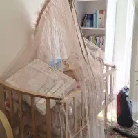 تخت کنار مادر