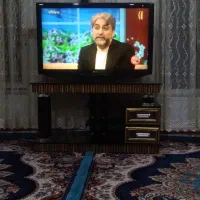 تلوزیون همراه با میز