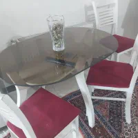 میز غذاخوری در حد نو ۴ نفره.  ۴۹۰۰