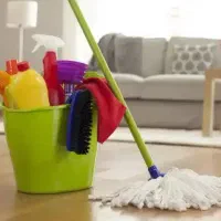 یک خانوم برای نظافت و بهداشت