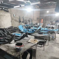 به تعدادی کارگر ساده، نیمه وارد و وارد فایبرگلاس