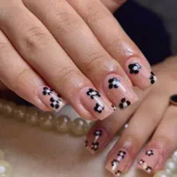 استخدام ناخنکار در سالنی فول مشتری