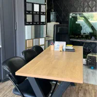 سه عدد صندلی و یک میز پایه فلز