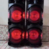 یک جفت اسپیکر خانگی بزرگ