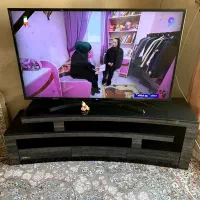 میز تلویزیون (ال ای دی) و ۶ عدد پشتی