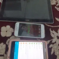 دو عدد گوشی و یک عدد تبلت