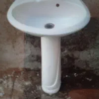 روشویی. کوچک باشیر سالم وتمیز