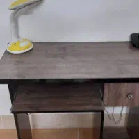 میز تحریر و کامپیوتر