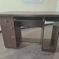 میز تحریر و کامپیوتر