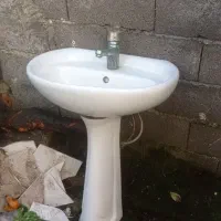 کاسه دستشویی و زیرش