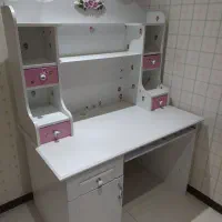 میز مطالعه و کامپیوتر