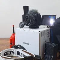 دوربین sony zv e10 و همراه با وسایل جانبی