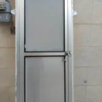 یک عدد درب الومنیومی